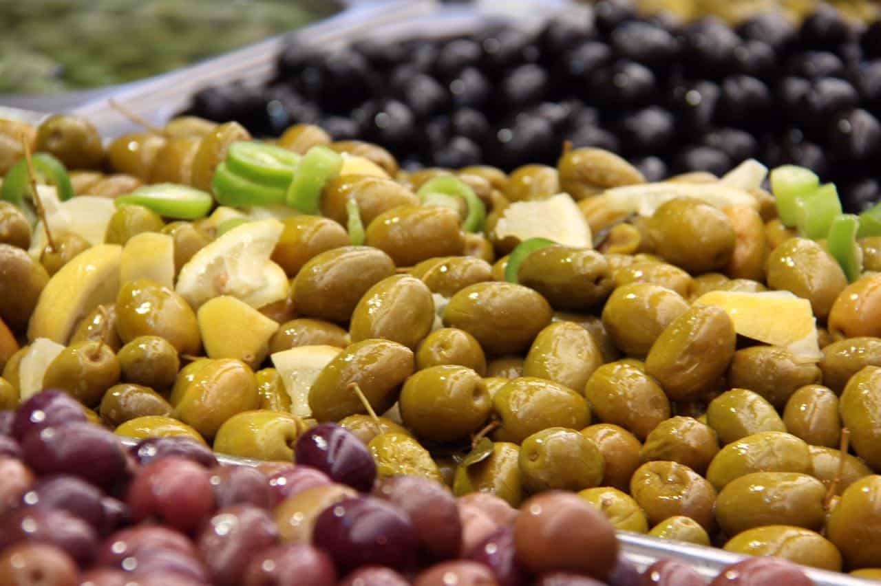 עמדת הגשה חמה עם שלוש מנות בשר