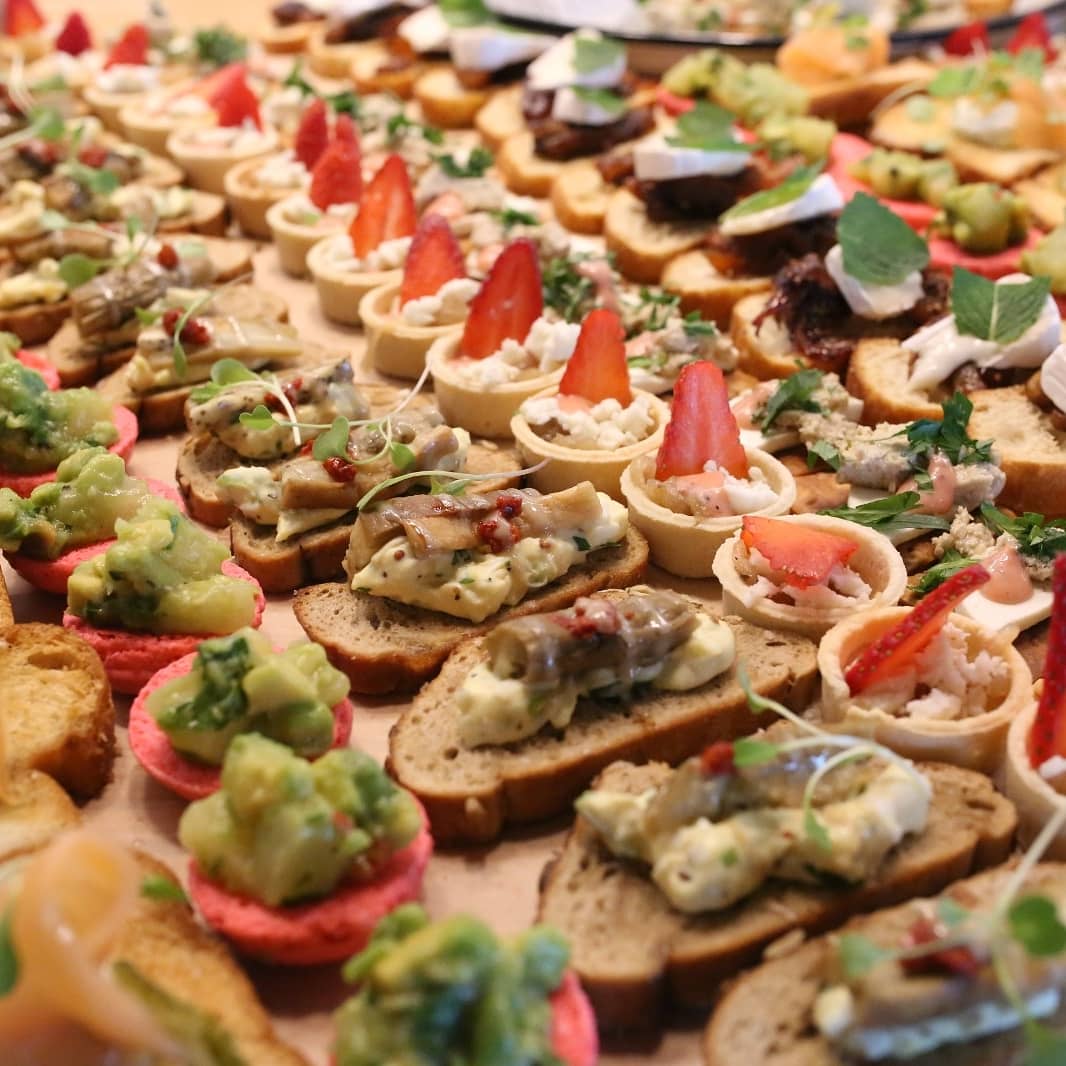 צלחת מעוצבת עם מנת בשר ותוספות