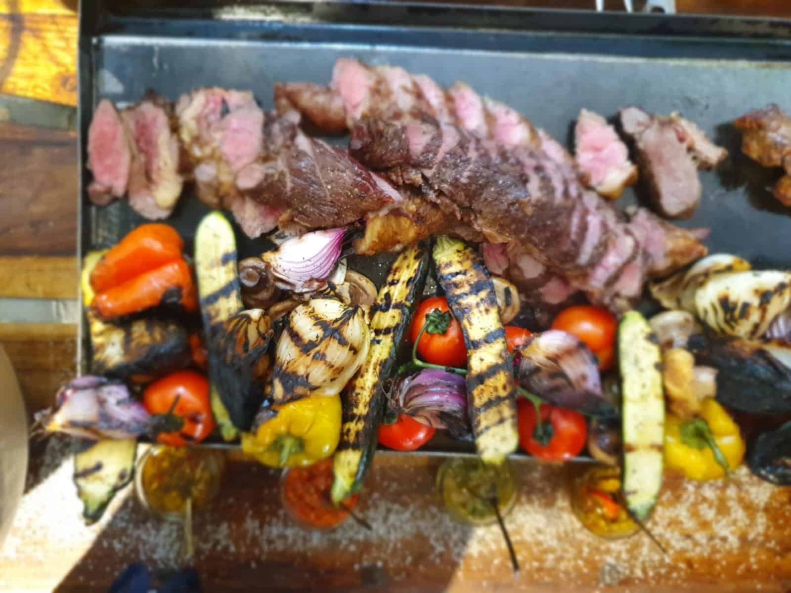 שולחן בופה עם מגוון מנות בשר