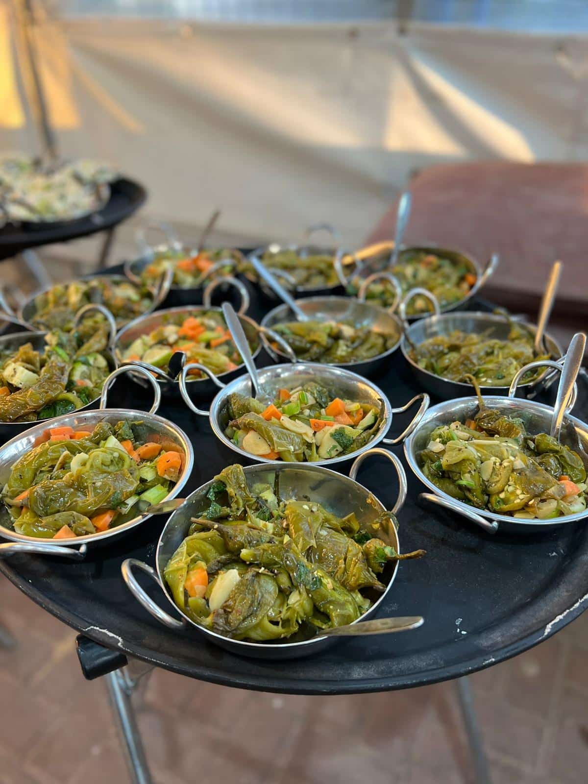 שולחן מכובד עם מנות ראשונות ודגים