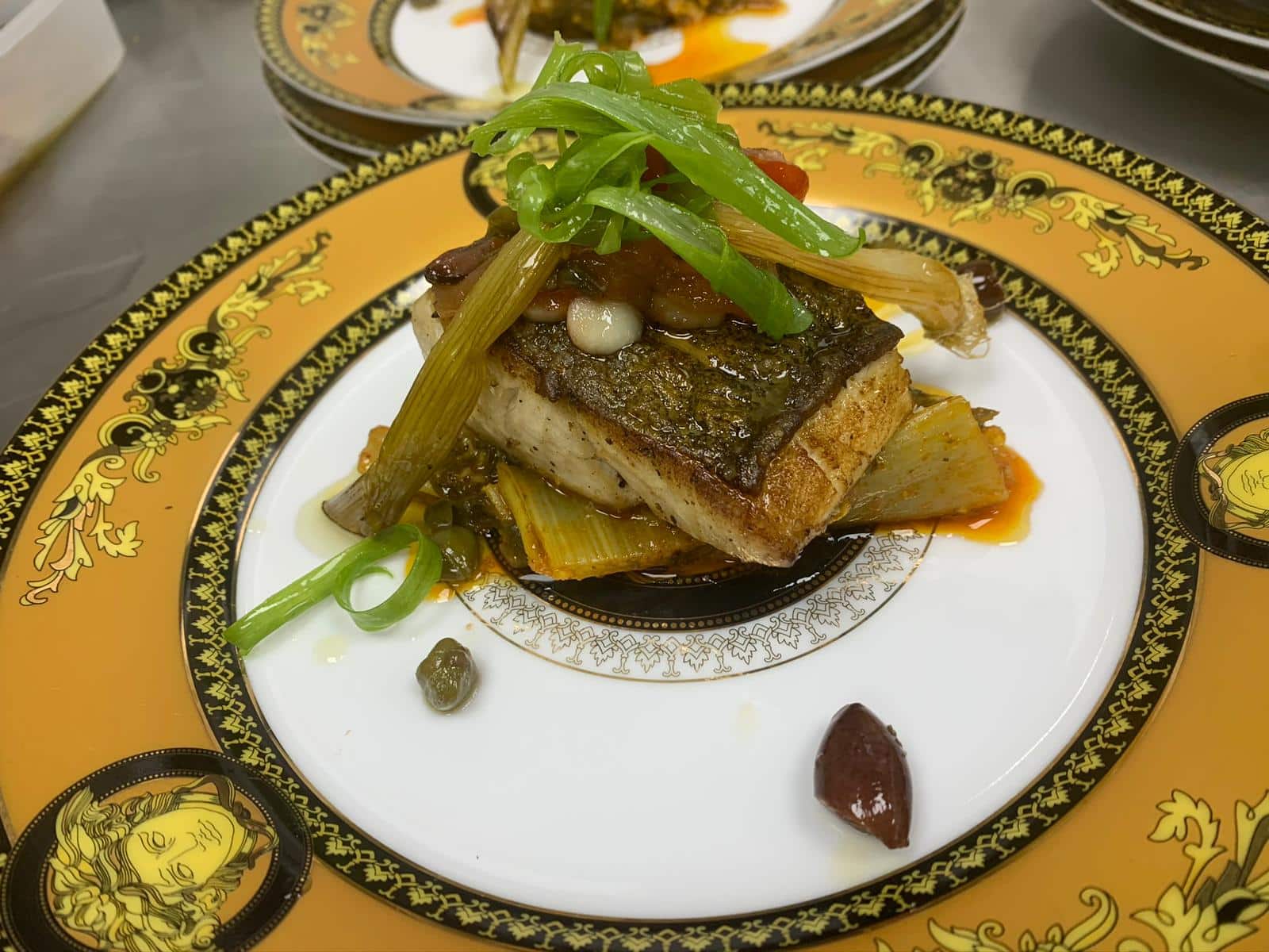 מגוון מנות ראשונות ובשר באירוע