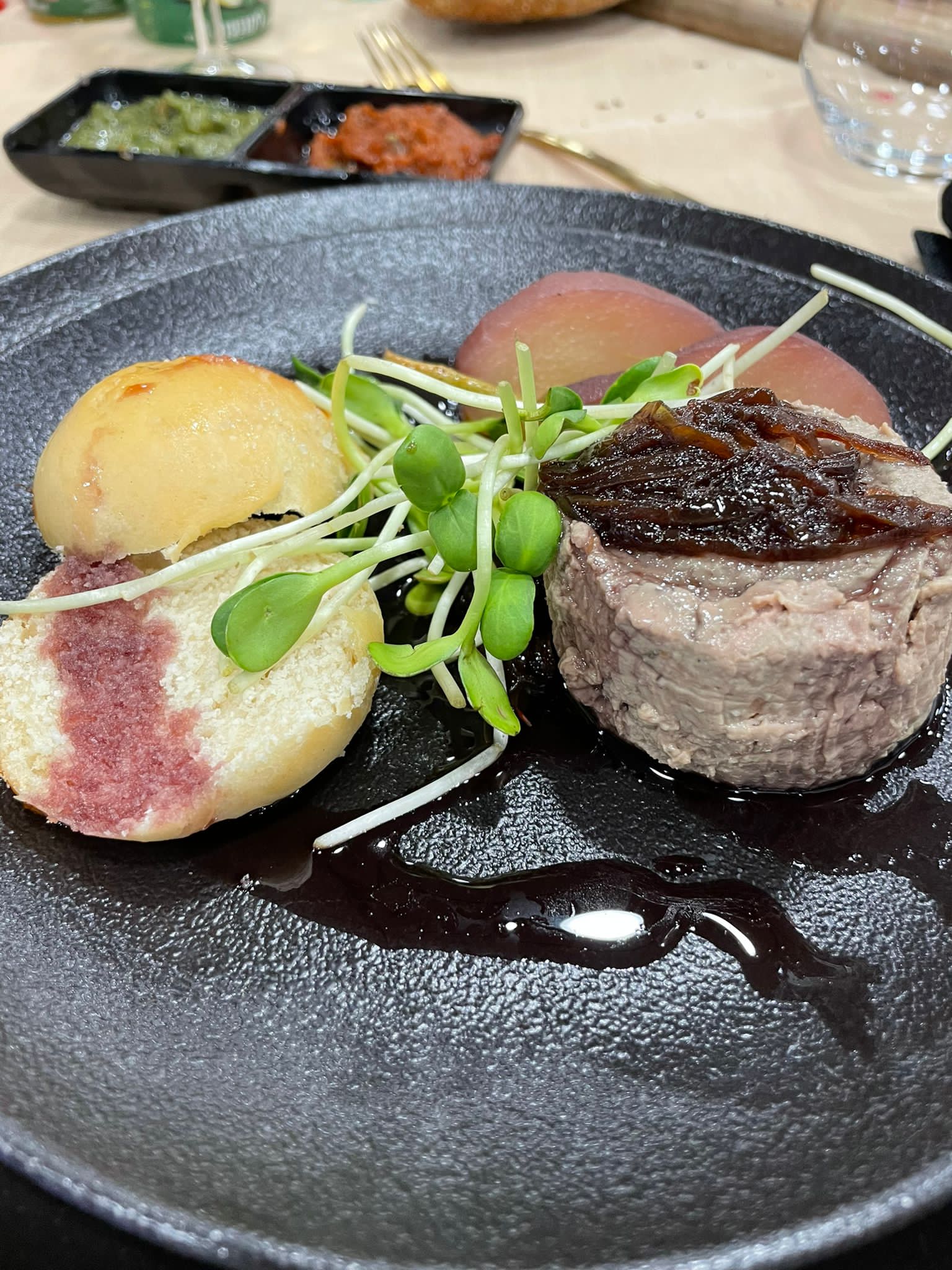 סלטים טריים בהגשה צבעונית לאירוע