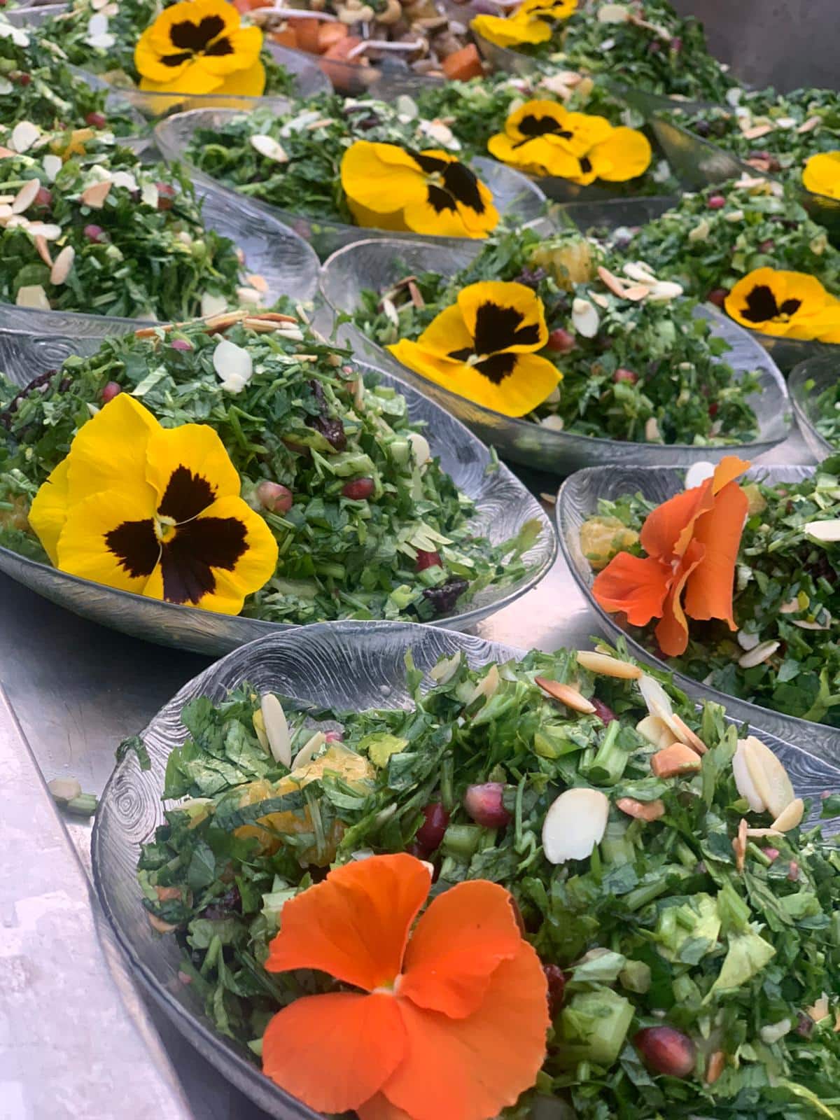 מגש מלכותי עם מגוון מנות בשר ותוספות