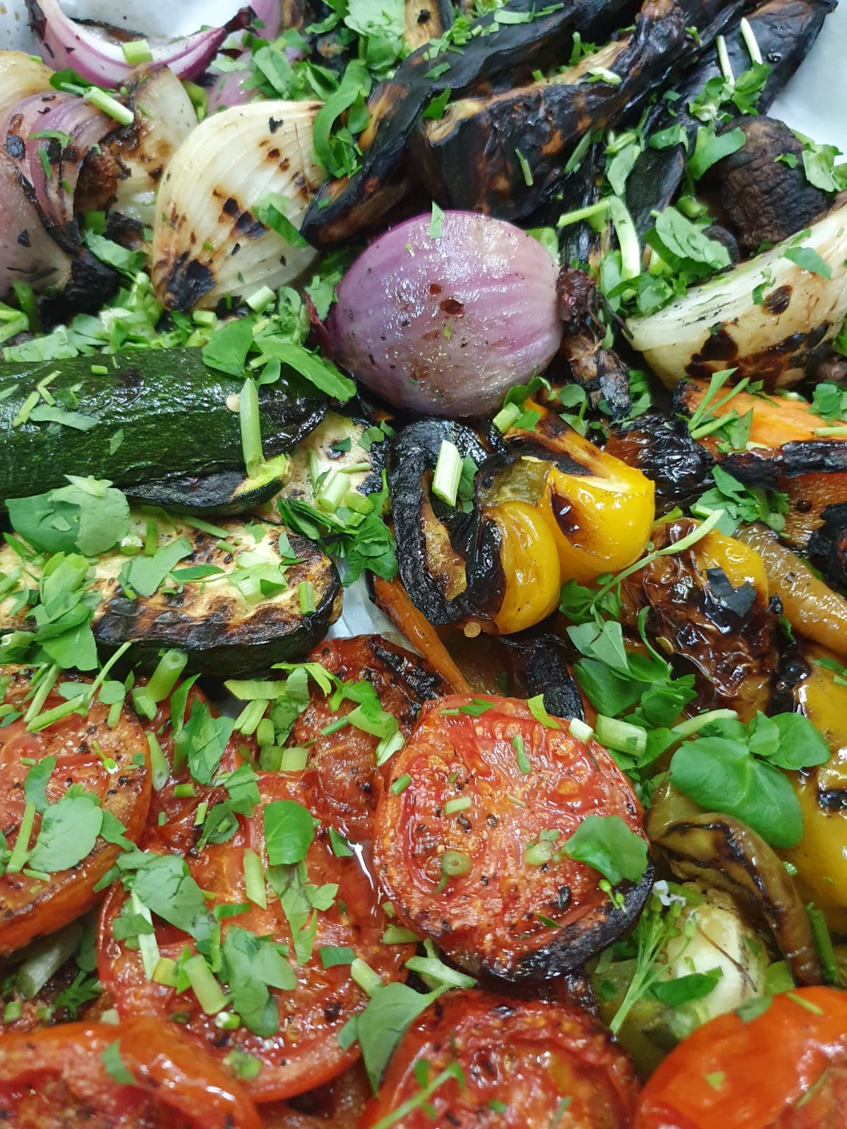 מנה בשרית עם תוספות חמות באירוע